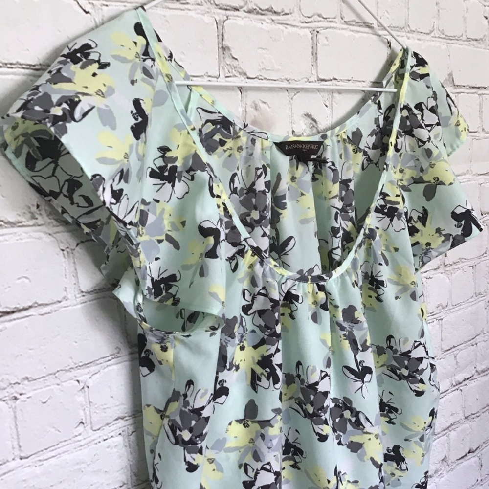 BANANA REPUBLIC | FLUTTER SLEEVE FLORAL BLOUSE